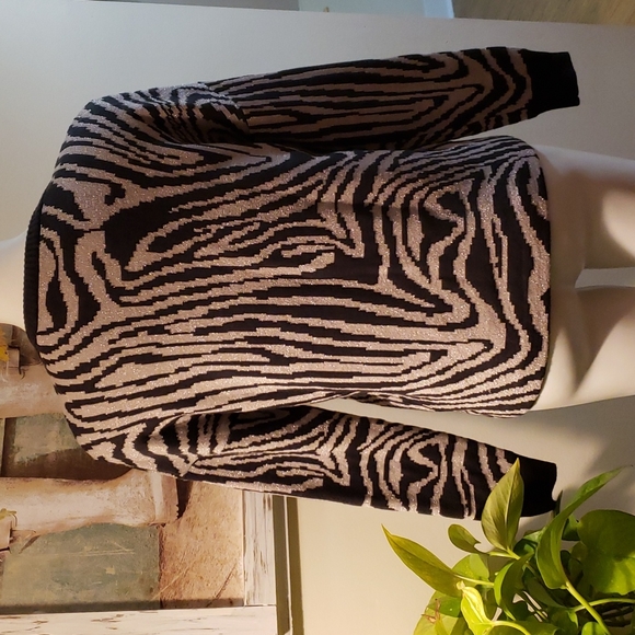 T Thari Sweater - Picture 4 of 6